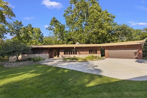 621 Plamondon CT, Wheaton, IL 60189