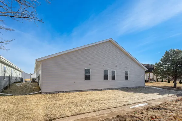 568 Fuller LN, Belvidere, IL 61008
