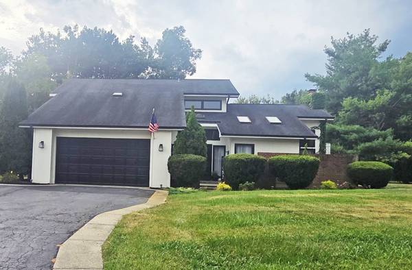 2 Westwind CT, Hawthorn Woods, IL 60047