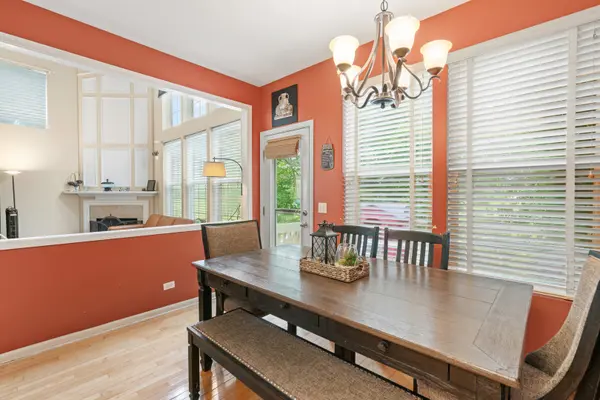 582 Woods Creek LN, Algonquin, IL 60102