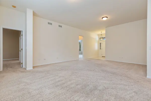 712 Sanctuary LN, Joliet, IL 60435