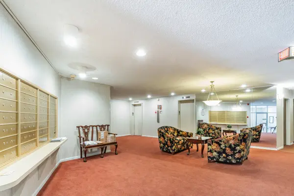 945 E Kenilworth AVE #429, Palatine, IL 60074