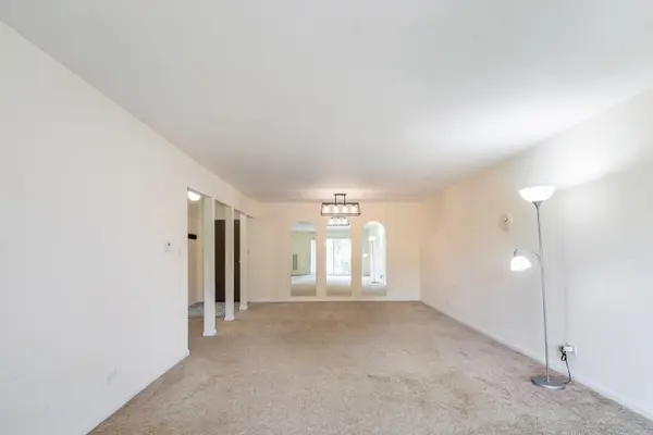 945 E Kenilworth AVE #429, Palatine, IL 60074