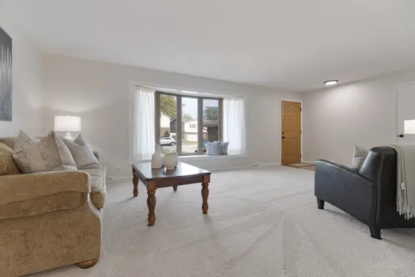 1827 W Sherry LN, Addison, IL 60101