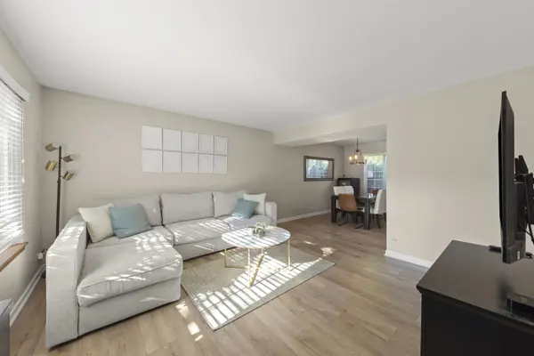 1768 Coach DR, Naperville, IL 60565