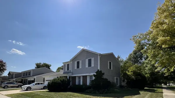 30 Wildwood DR, Roselle, IL 60172