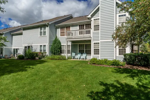 2933 Heatherwood DR, Schaumburg, IL 60194