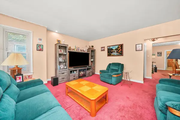 7825 S Phillips AVE, Chicago, IL 60649