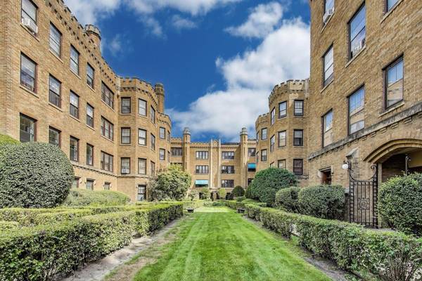 2426 W Greenleaf AVE #1, Chicago, IL 60645