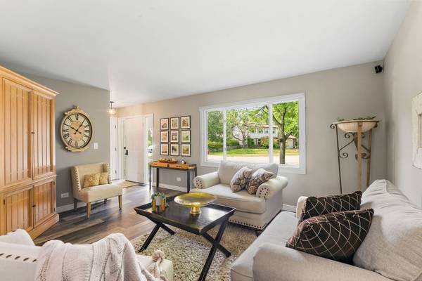822 Woodbine CIR, Lake Zurich, IL 60047
