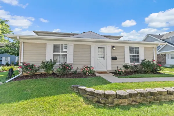 1605 Woodcutter LN #A, Wheaton, IL 60189