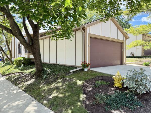 1118 Oakview DR, Wheaton, IL 60187