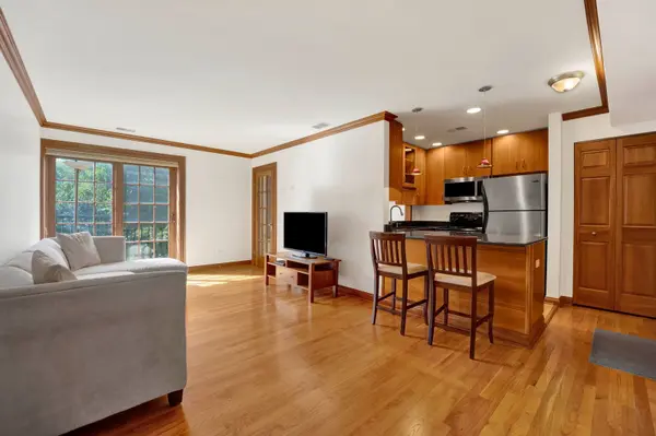 512 W Barry AVE #401, Chicago, IL 60657