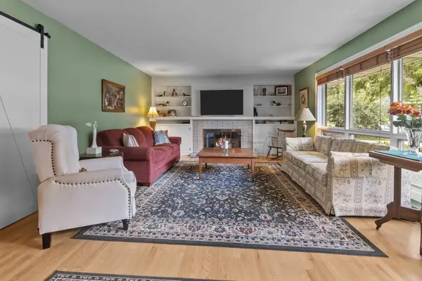 430 Laurel AVE, Woodstock, IL 60098