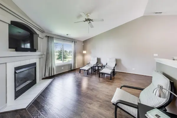 933 Parkhill CIR, Aurora, IL 60502
