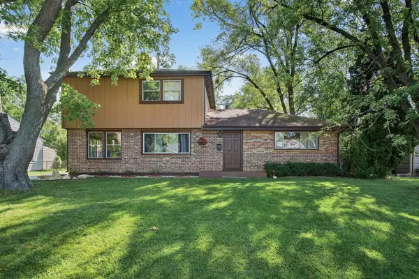 13 Manor RD, Lake Zurich, IL 60047