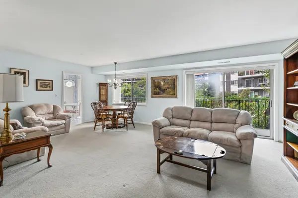 9529 Bronx AVE #102, Skokie, IL 60077