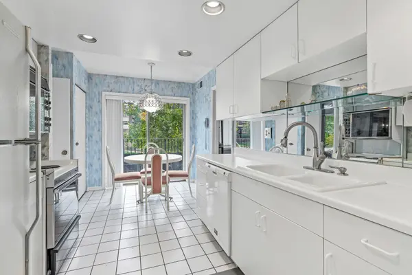 9529 Bronx AVE #102, Skokie, IL 60077