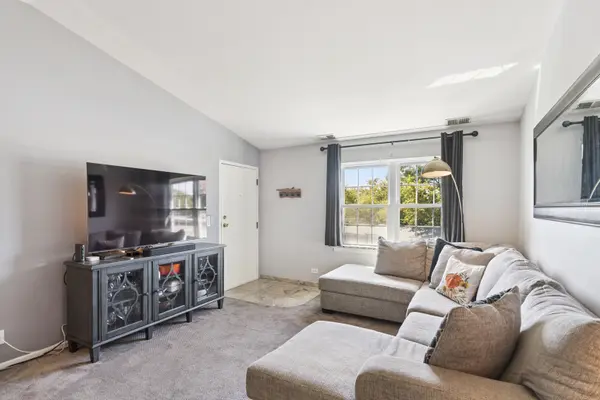 124 E Winchester RD #F, Libertyville, IL 60048