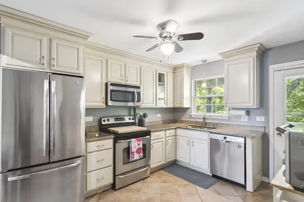 124 E Winchester RD #F, Libertyville, IL 60048