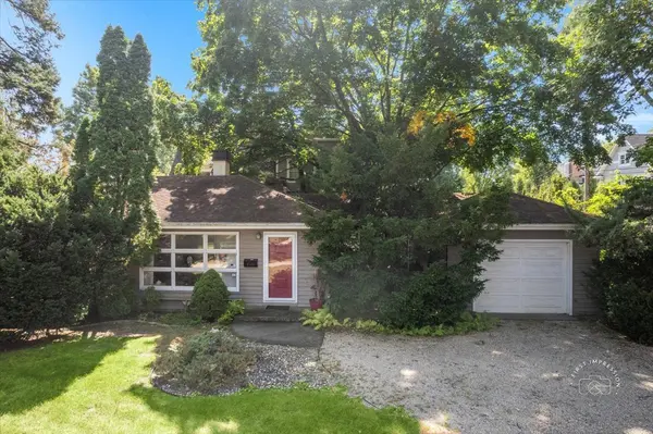710 W Benton AVE, Naperville, IL 60540