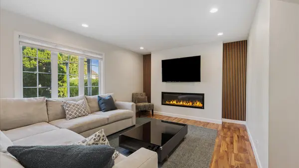 1810 Hawk LN, Elk Grove Village, IL 60007