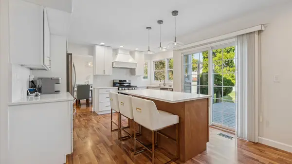 1810 Hawk LN, Elk Grove Village, IL 60007
