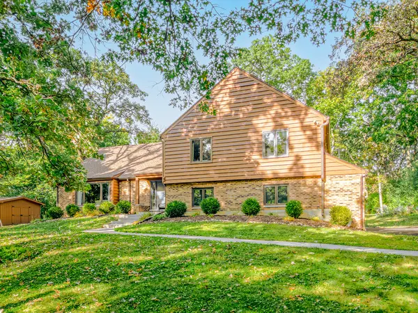 1313 Chatham LN, Woodstock, IL 60098