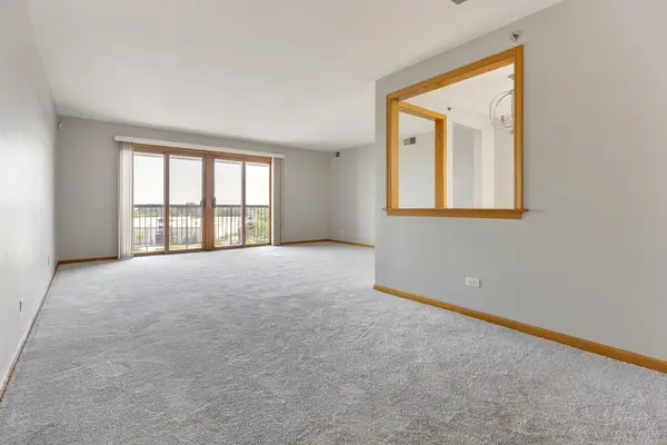 7120 N Milwaukee AVE #702, Niles, IL 60714