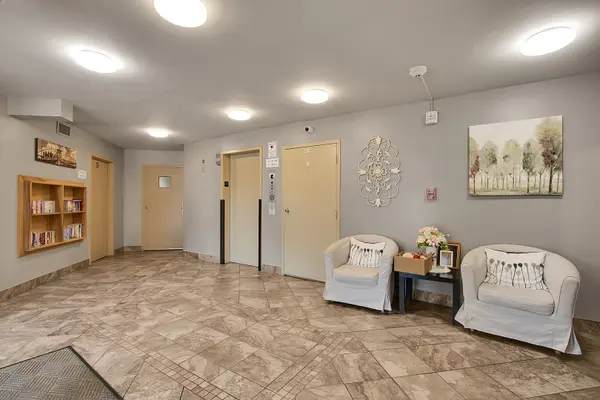907 S Williams ST #206, Westmont, IL 60559