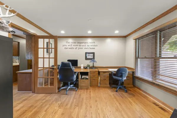 28W041 Greenview AVE, Warrenville, IL 60555