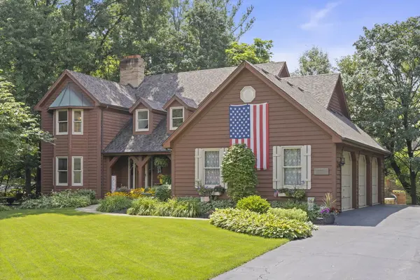 28W041 Greenview AVE, Warrenville, IL 60555