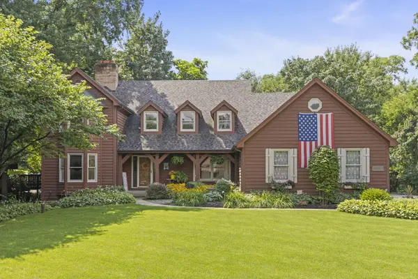 28W041 Greenview AVE, Warrenville, IL 60555