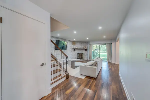 1428 N Bridgeport DR, Mount Prospect, IL 60056