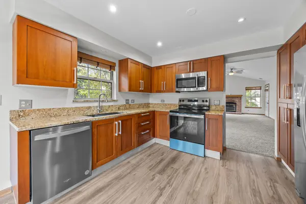 2868 Belle LN, Schaumburg, IL 60193