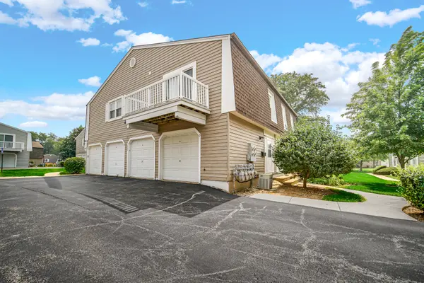 1422 Woodcutter LN #D, Wheaton, IL 60189