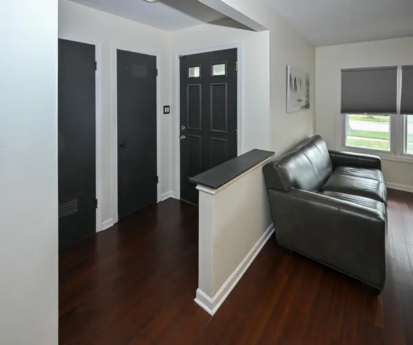 580 Walnut LN, Elk Grove Village, IL 60007