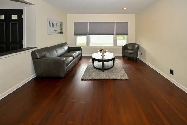 580 Walnut LN, Elk Grove Village, IL 60007