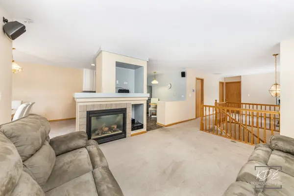 2330 Twilight DR, Aurora, IL 60503