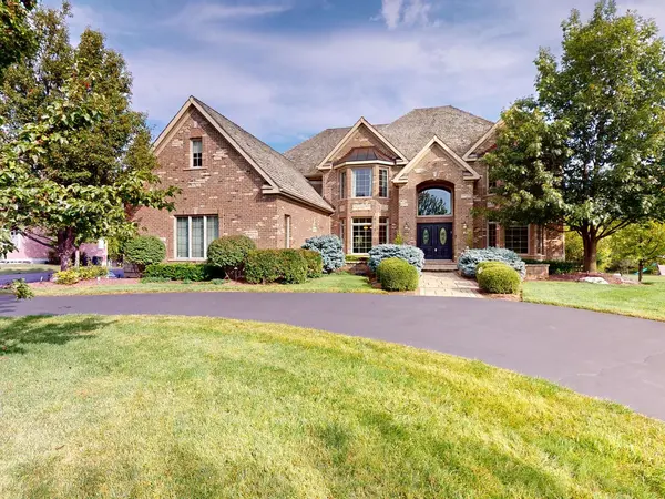 162 Cardinal DR, Hawthorn Woods, IL 60047
