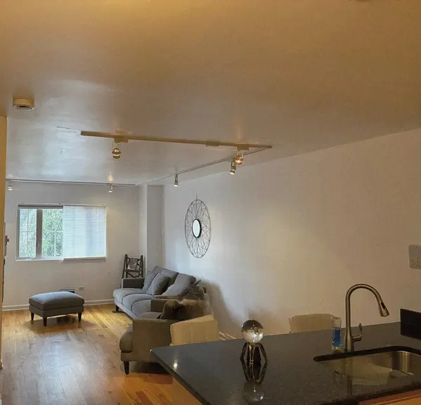 6400 N Sacramento AVE #205, Chicago, IL 60645