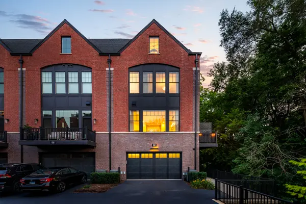 912 E Chicago AVE, Naperville, IL 60540