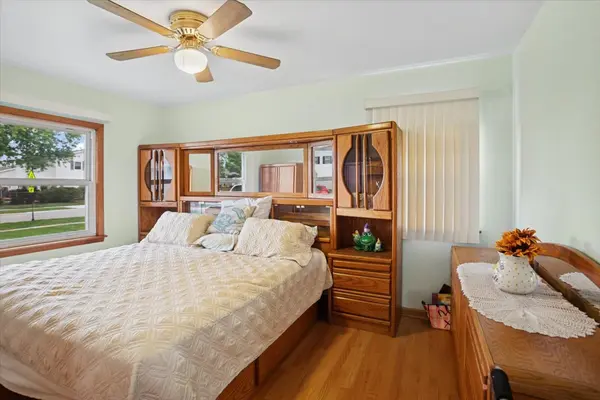 1237 Dover LN, Elk Grove Village, IL 60007