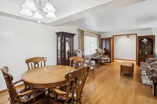 1237 Dover LN, Elk Grove Village, IL 60007