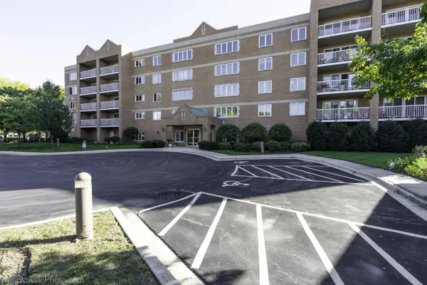 7450 Waukegan RD #206, Niles, IL 60714