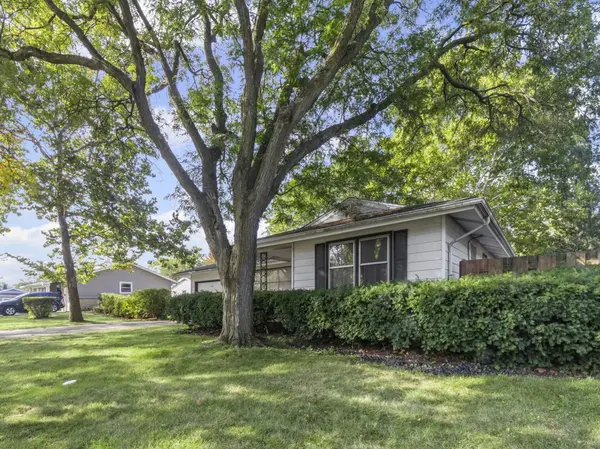 1194 Cedar LN, Elk Grove Village, IL 60007