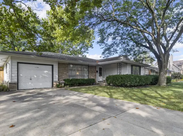 1194 Cedar LN, Elk Grove Village, IL 60007