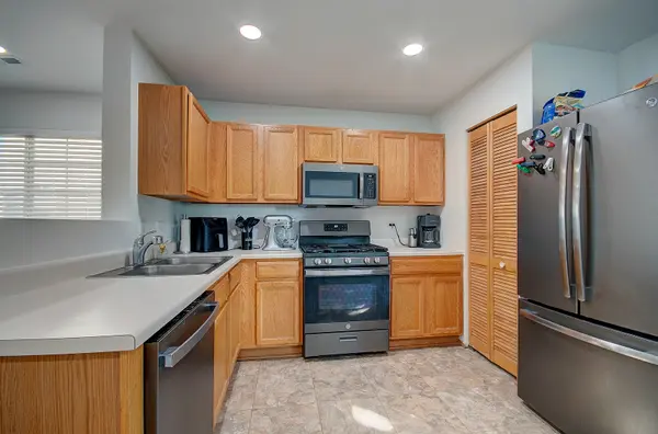 939 E Savannah DR, Romeoville, IL 60446