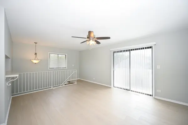 2S723 Winchester CIR #4, Warrenville, IL 60555