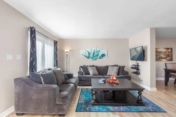 553 Stone Gate CIR, Schaumburg, IL 60193